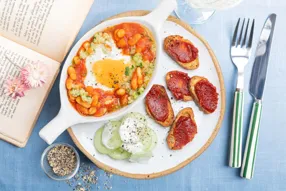 Cassolette de haricots blancs à la courgette et ras el hanout, toasts de harissa pimentée maison