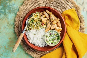 Bowl mexicain à la dinde, salsa de concombre et coriandre