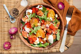 Panzanella aux figues rôties, burrata et noisettes