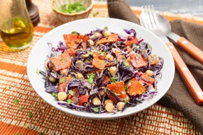 Salade de pois chiches au chorizo grillé, chou rouge et zaatar