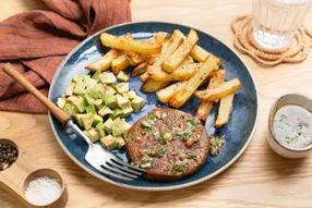 Steak végétal, sauce chimichurri pimentée au sel fumé et avocat