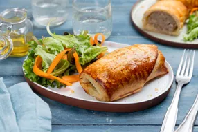 Sausage roll (feuilleté à la chair à saucisse et au cheddar)