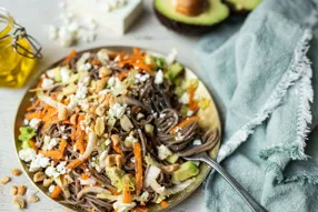 Salade de soba à l'avocat, féta AOP et cacahuètes grillées