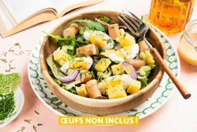Salade alsacienne de pommes de terre, saucisse à hot-dog et emmental