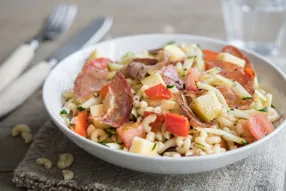 Salade de coquillettes, tomme de Savoie et chips de jambon italien