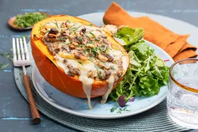 Potimarron farci aux champignons, reblochon et noix