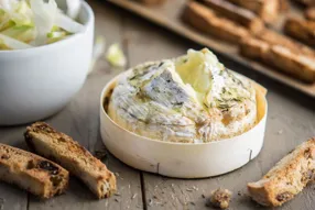 Camembert rôti au thym et pain aux figues