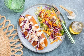 Hot-dog de crevettes et chou rouge