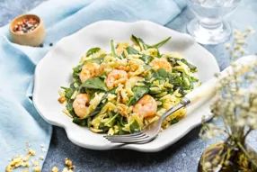 Risotto d'orzo crémeux aux crevettes, épinards et noix