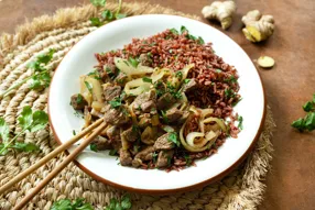 Boeuf aux oignons et riz rouge