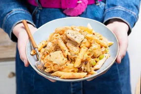 Pennes de poulet et poireau à la sauce crémeuse tomatée