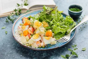 Salade polonaise aux pommes de terre, mayonnaise, carotte et petits pois