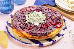 Tatin de chou rouge à la pomme, chèvre frais et aneth