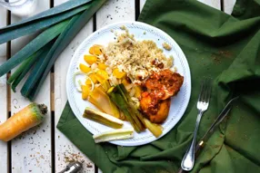 Hauts de cuisse de poulet rôtis et carotte jaune à la calabraise