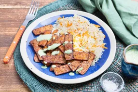 Riz pilaf, tofu aux épices tandoori et chutney de menthe au cumin