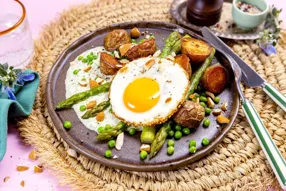 Asperges et petits pois poêlés, oeuf au sésame et crème de féta