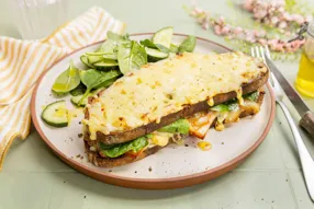 Grilled cheese de rôti de porc à la raclette, épinard et oignon confit