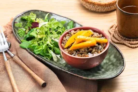 Tartare de lentilles blondes, mangue et salade d'algues