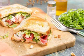 Sandwich au jambon sec, mozzarella, pistou et roquette