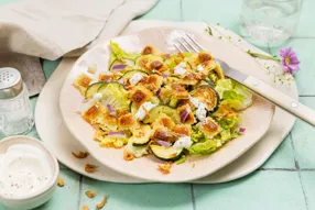 Salade de ravioles croustillantes, courgettes et sauce blanche