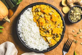 Dahl de lentilles corail au lait de coco, butternut et graines de courge