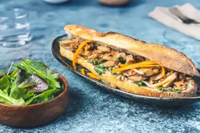 Banh mi aux émincés végétaux, mayonnaise pimentée, carotte et coriandre