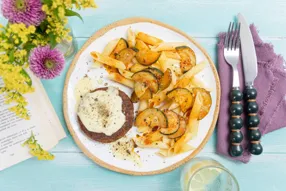 Steak végétal gratiné à la mozzarella, pennes à la courgette et origan