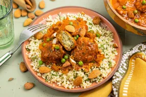 Tajine de keftas de poulet aux herbes fraîches et petits pois