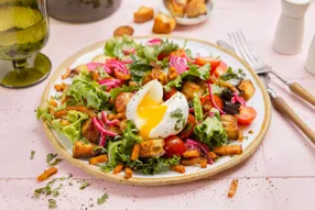 Salade lyonnaise aux lardons fumés végétaux et oeuf mollet