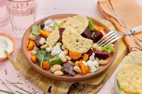Salade de haricots blancs, carottes rôties & tuiles de parmesan