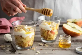 Verrines de pommes au gingembre, crème fraîche d'Isigny aux amandes et miel