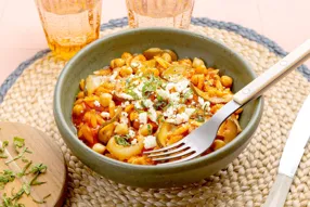 Ragoût de pois chiches et d'orzo à la courgette, féta et menthe