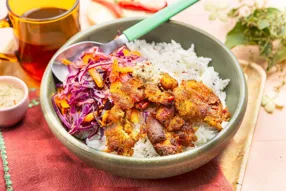 Bowl d'accras croustillants, chou rouge et sauce chien