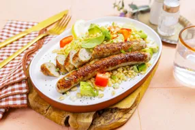 Chipolatas aux herbes et salade d'orge perlé à l'avocat et basilic