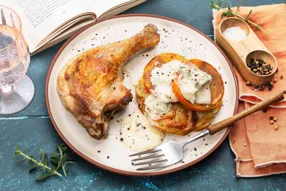 Cuisse de canard, pommes Anna au kaki rôti et gorgonzola
