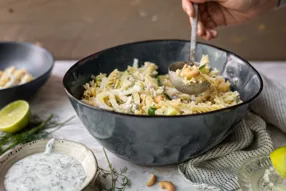 Salade de pâtes aux noix de cajou grillées et sauce fraîche à l'aneth et citron vert