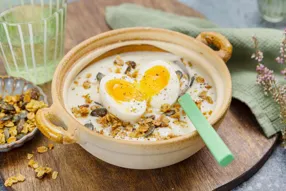 Velouté de chou-fleur, œuf mollet & granola salé croustillant