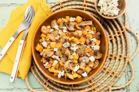 Salade de maïs rôti, champignons, patate douce et féta à la coriandre