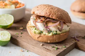 Burger au poulet, guacamole et oignon rouge