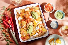 Nachos (chips de tortillas maison) au cheddar râpé