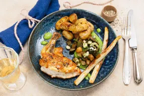 Suprême de poulet à la crème de petits pois et légumes au thym citron (fèves, asperges blanches et courgette)
