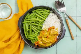 Curry de porc au poivron, haricots verts et riz