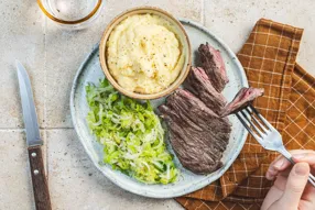 Bavette de flanchet, poireau et purée de pommes de terre à la mimolette