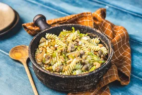 Fusillis aux champignons et crème de féta à l'ail des ours