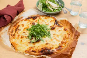 Pizza au poivre noir fumé au bois de hêtre et mozzarella