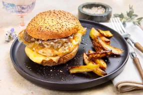 Burger mi-temps gourmande de poulet au gouda et sauce au poivre