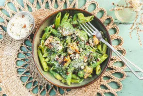 Penne au poulet à la crème d'épinards et pangratatto aux noisettes