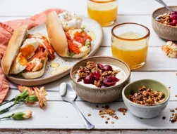 NOUVEAU ! Brunch à préparer : hot-dog bénédicte au saumon fumé et avocat, granola aux cerises, miel et amandes & jus fruit de la passion