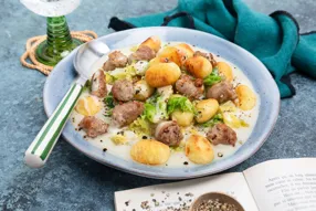Gnocchis crémeux, chipolatas et chou vert