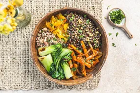 Bowl de lentilles, chou pak choy et kimchi